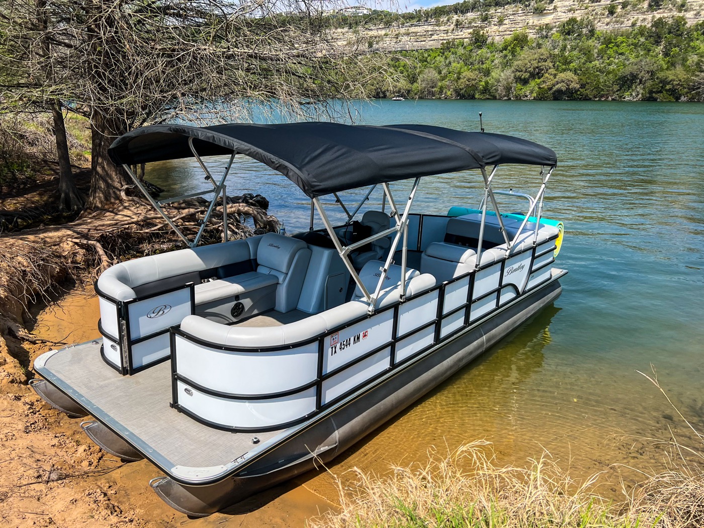 Pontoon boat